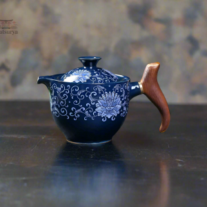 Théière traditionnelle avec motifs floraux délicats