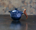 Théière japonaise ornée de motifs floraux colorés