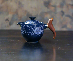 Théière à motifs floraux pour un service de thé authentique