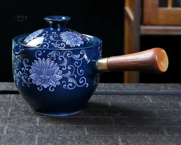 Théière artisanale japonaise aux motifs inspirés de la nature