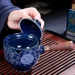 Théière japonaise décorée de fleurs pour un style raffiné