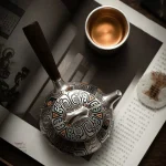Théière argentée au design japonais traditionnel