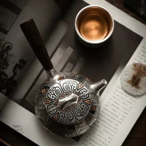Théière argentée au design japonais traditionnel