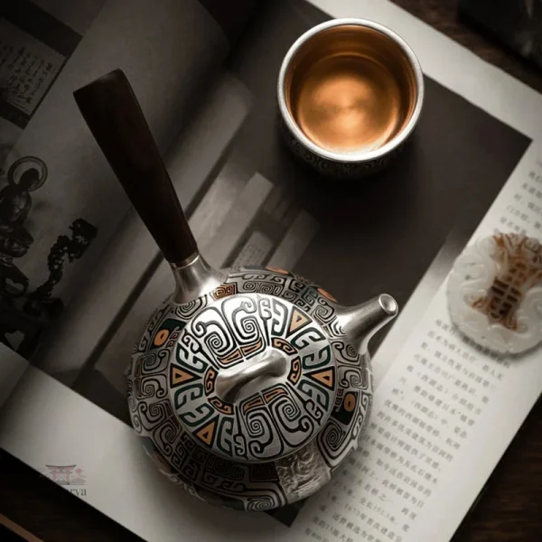 Théière argentée au design japonais traditionnel