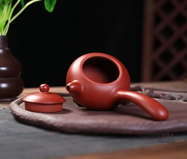 Théière en argile japonaise élégante