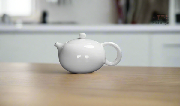Théière japonaise en céramique, design épuré