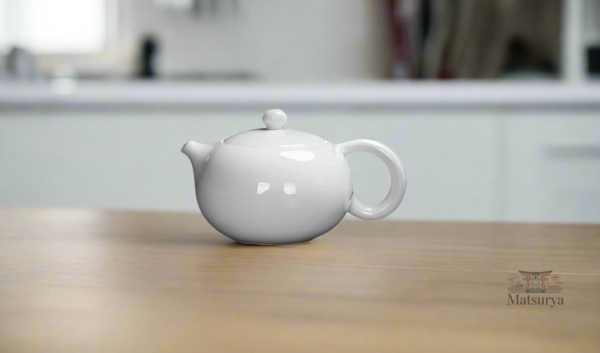 Théière blanche, accessoire essentiel pour amateurs de thé