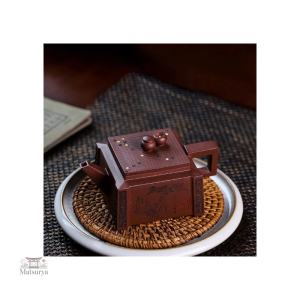Théière japonaise traditionnelle avec design carré