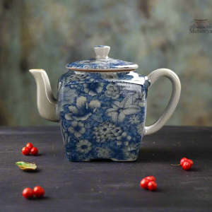 Théière céramique japonaise avec motif floral délicat