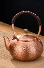 Théière artisanale en cuivre pour un service de thé