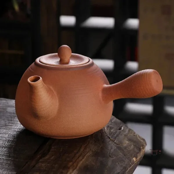 Théière japonaise élégante en argile