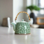 Théière japonaise, décoration florale raffinée