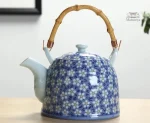Théière élégante aux motifs de fleurs japonaises