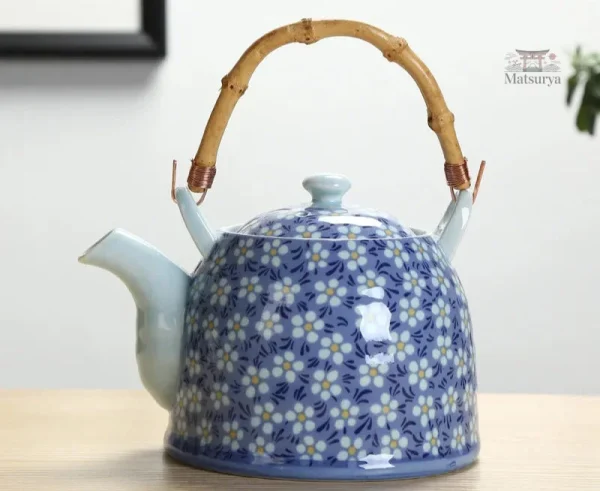 Théière élégante aux motifs de fleurs japonaises