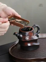 Théière design inclinée pour amateurs de thé