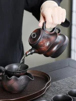 Théière japonaise élégante pour rituel du thé