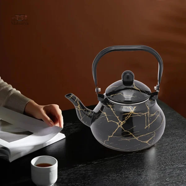 Théière moderne avec finition marbrée