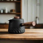 Théière moderne avec élégante poignée japonaise