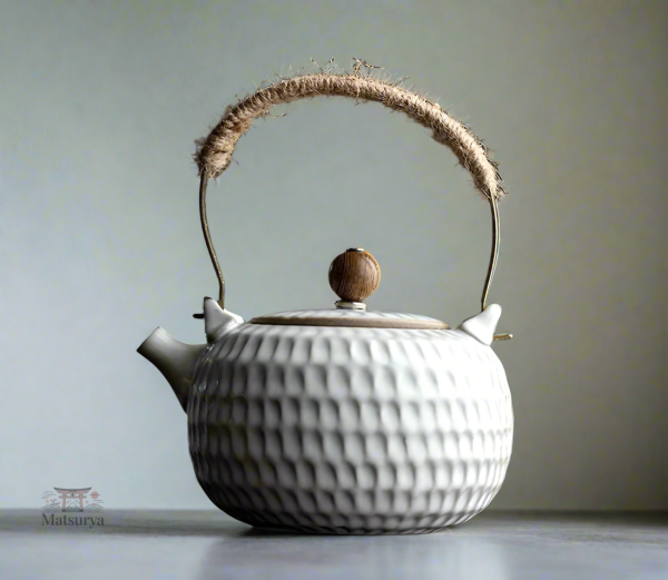 Théière en céramique au design japonais contemporain