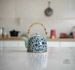 Théière traditionnelle japonaise ornée de motifs floraux
