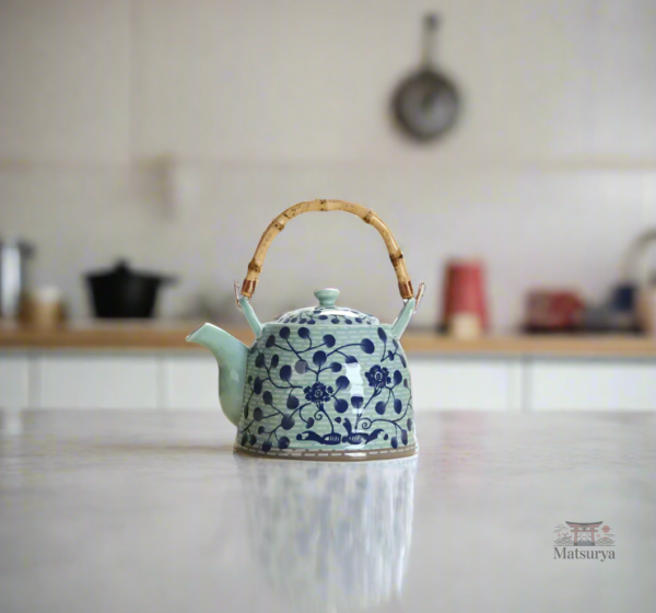 Théière traditionnelle japonaise ornée de motifs floraux