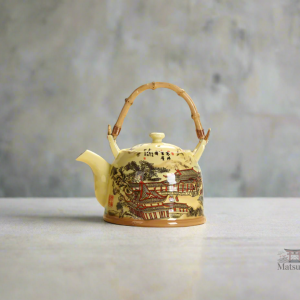 Théière japonaise avec motifs inspirés des temples