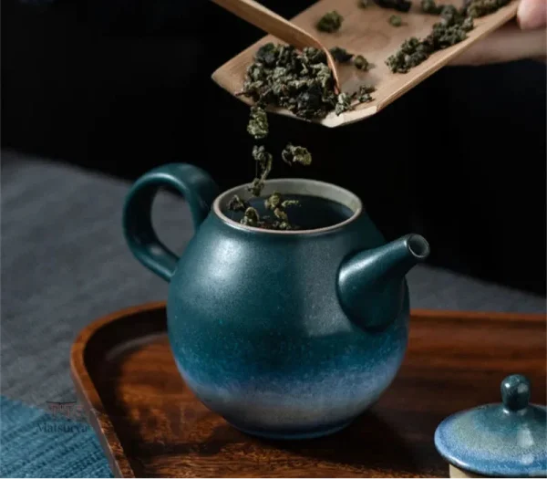 Théière japonaise ornée de motifs floraux