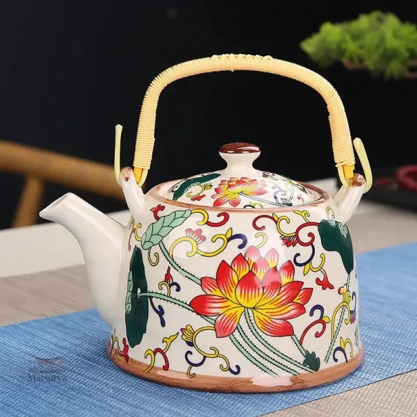 Théière en porcelaine blanche