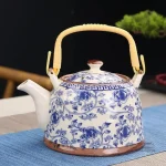 Théière délicate en porcelaine