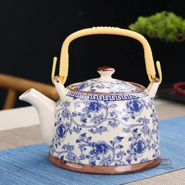 Théière délicate en porcelaine