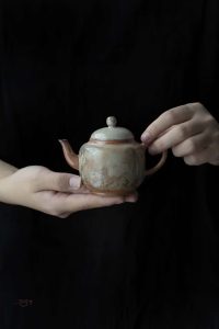 Théière en porcelaine traditionnelle du Japon