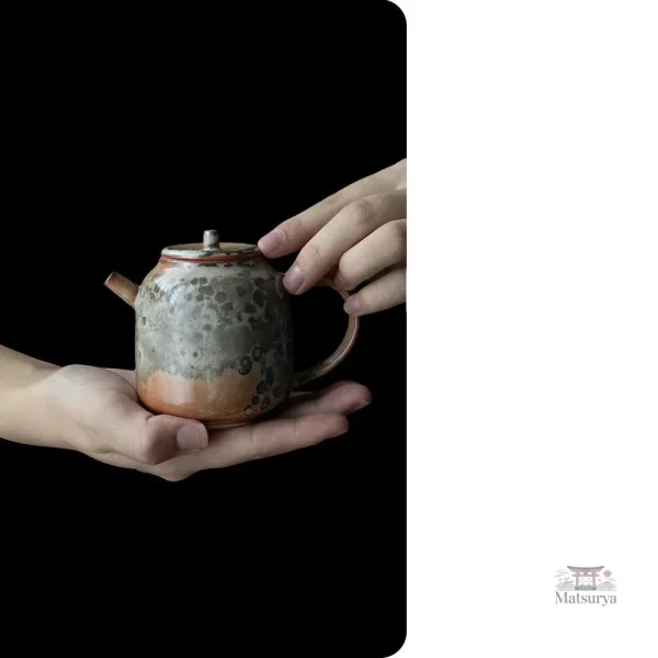 Théière en porcelaine avec motifs japonais