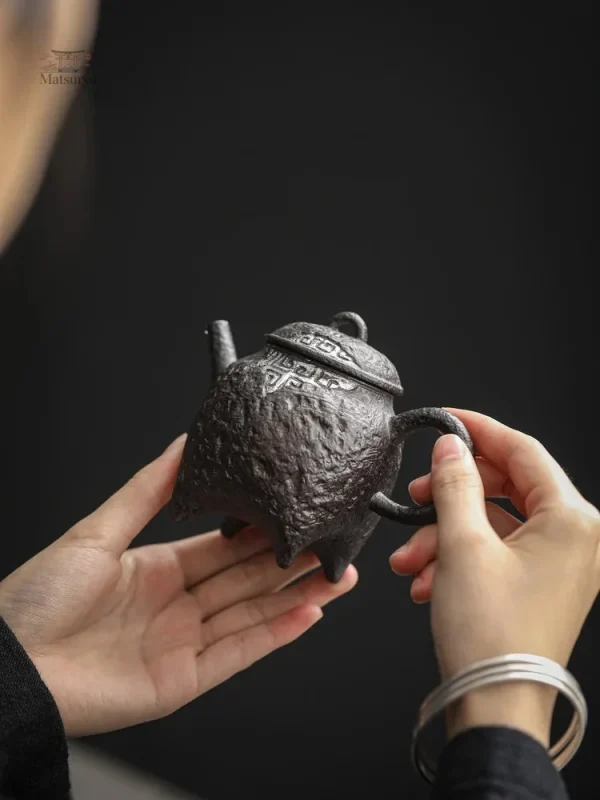 Théière japonaise artisanale pour le thé vert