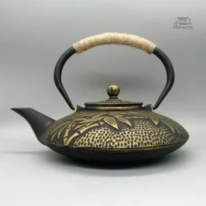Théière en fonte japonaise avec motif artisanal