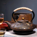 Théière en porcelaine japonaise, coloris délicats