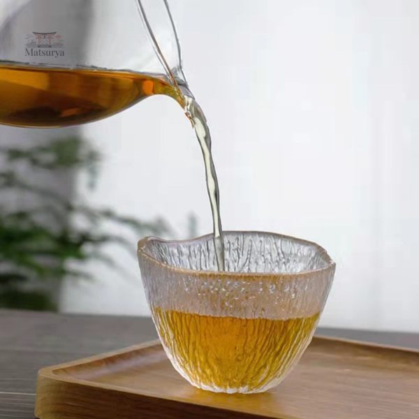 Verre à sake artisanal, parfait pour les dégustations
