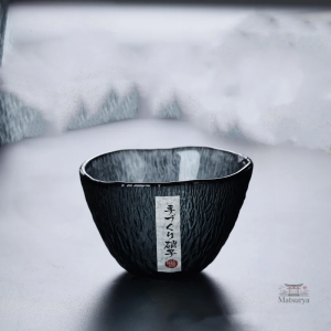 Verre à saké japonais noir élégant