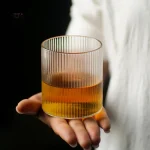 Verre à whisky ondulé japonais élégant et raffiné