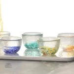 Verres japonais colorés, parfaits pour servir le saké