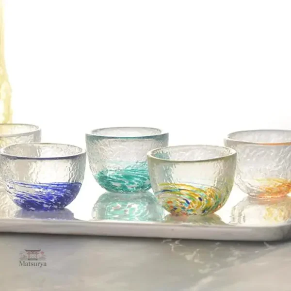 Verres japonais colorés, parfaits pour servir le saké