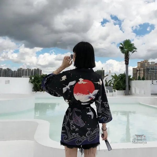 Kimono femme ornée de motifs de grues