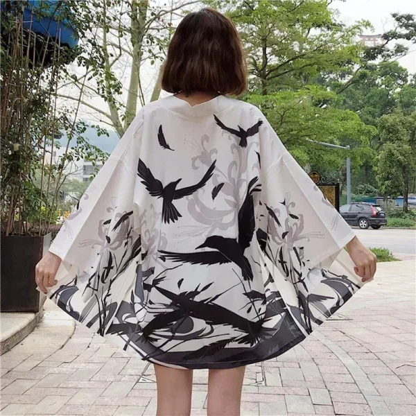 Veste kimono femme avec motifs traditionnels japonais
