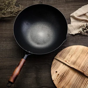 Wok en fonte japonais pour une cuisine savoureuse