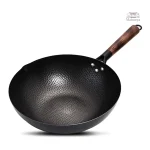 Wok traditionnel japonais en fonte pour des plats authentiques