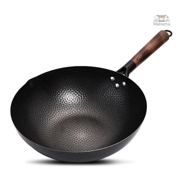 Wok traditionnel japonais en fonte pour des plats authentiques
