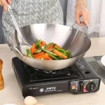 Wok japonais pour cuisiner des légumes