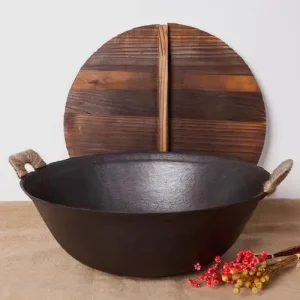 Wok traditionnel japonais avec couvercle pratique